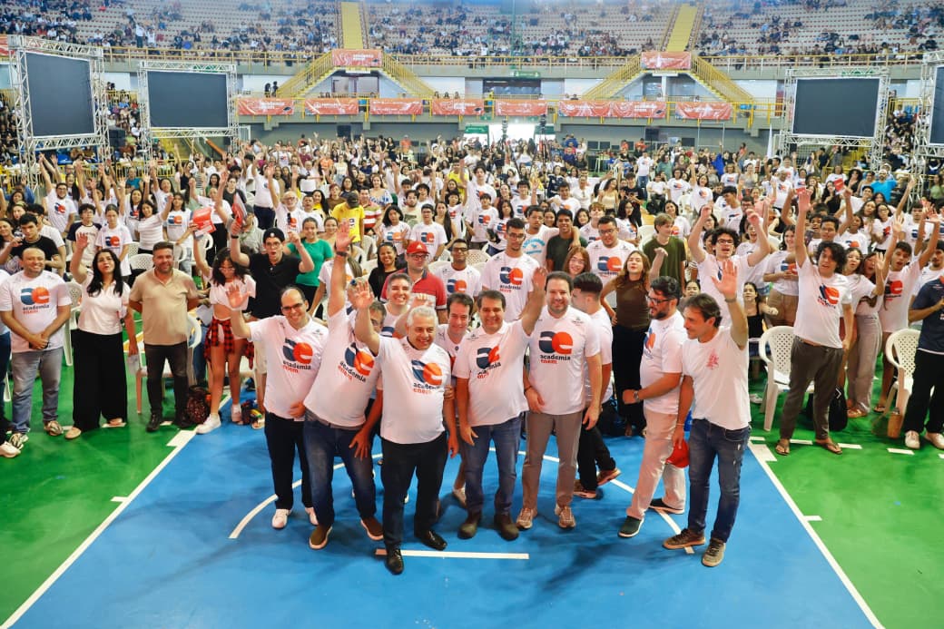 grupo de pessoas posa para a foto